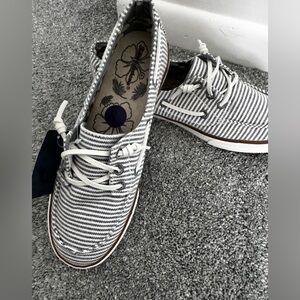 Tommy Bahama NWTs Sailor Loafer
Women’s White Navy Stripe
SlipOn Canvas 8 1/2